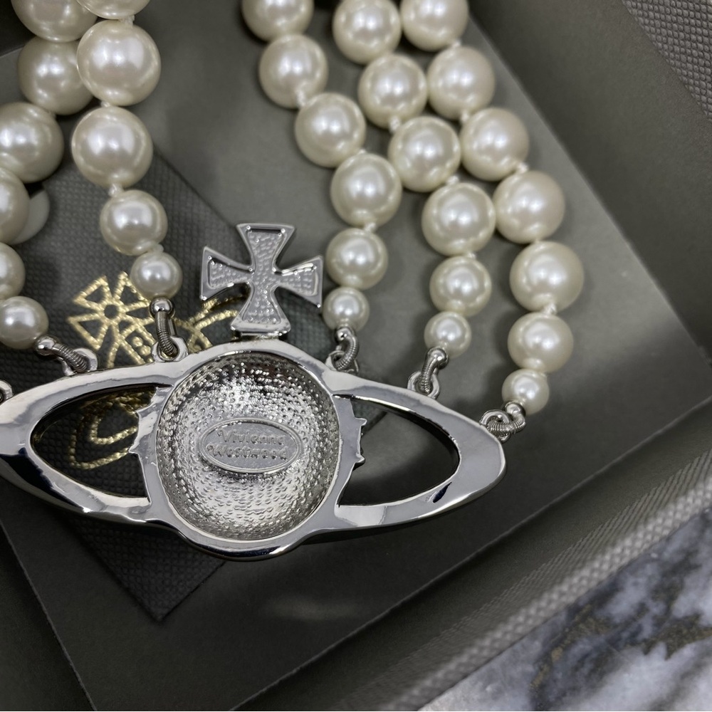 VIVIENNE WESTWOOD THREE ROW PEARL BAS RELIEF CHOKER - Picture 2 of 5